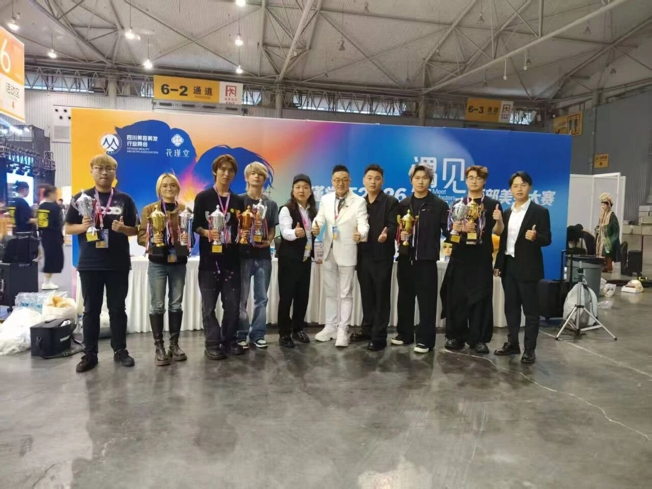 阿杰美发学校师生在2026西部美业大赛合影